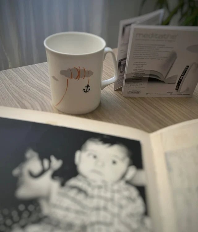😊 Regala un sorriso alla tua mamma con una tazza letteraria, scegliendo la citazione che più si avvicina a lei 💕

Noi oggi abbiamo scelto la tazza con questa citazione: 

Tra vent’anni non sarete delusi dalle cose che avete fatto, ma da quelle che non avete fatto. Allora levate l’ancora, abbandonate i porti sicuri, catturate il vento nelle vostre vele, esplorate, sognate, scoprite. 
Mark Twain.
Illustrazione di @gianlucabagnasco 

Puoi trovarle in libreria 📚 o sul nostro sito, spedizioni in tutta Italia 📦